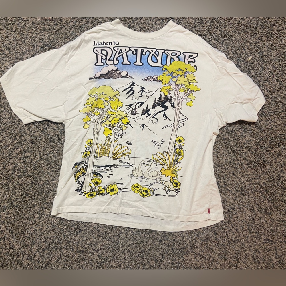 Levi’s Nature-Inspired Graphic Tee